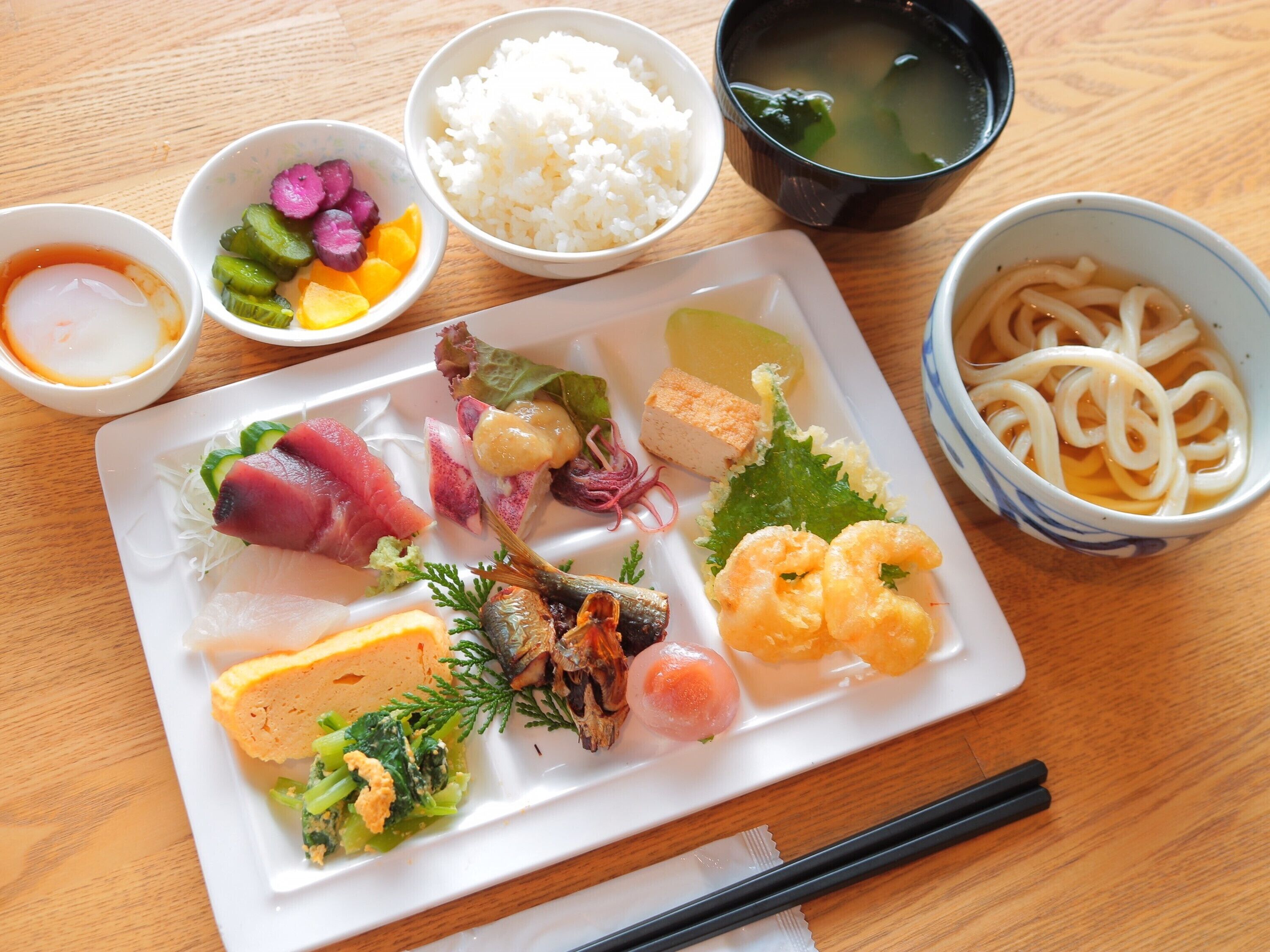 daily buffet breakfast (jpy 1800 per person)