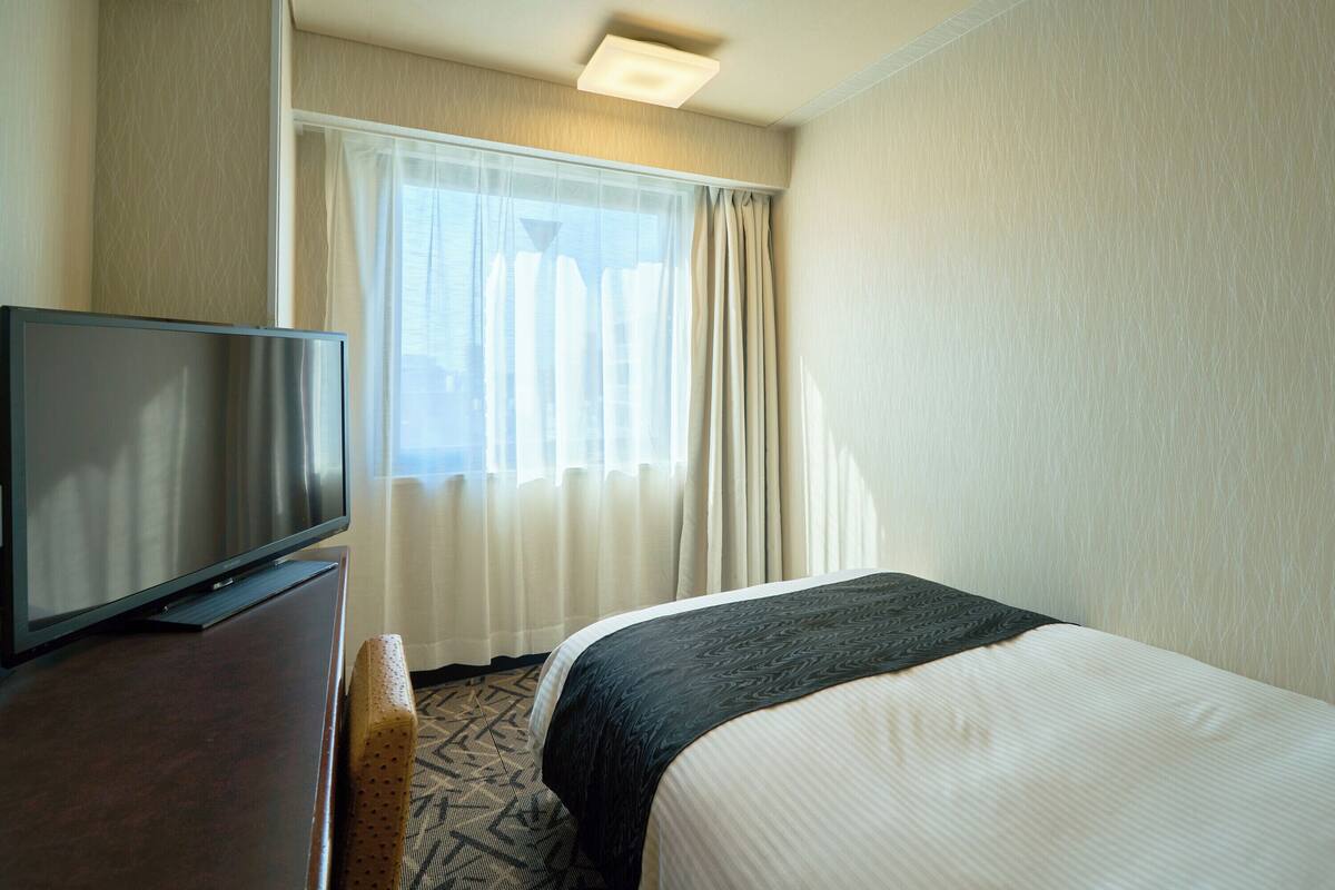 Premium bedding, down duvets, desk, blackout curtains
