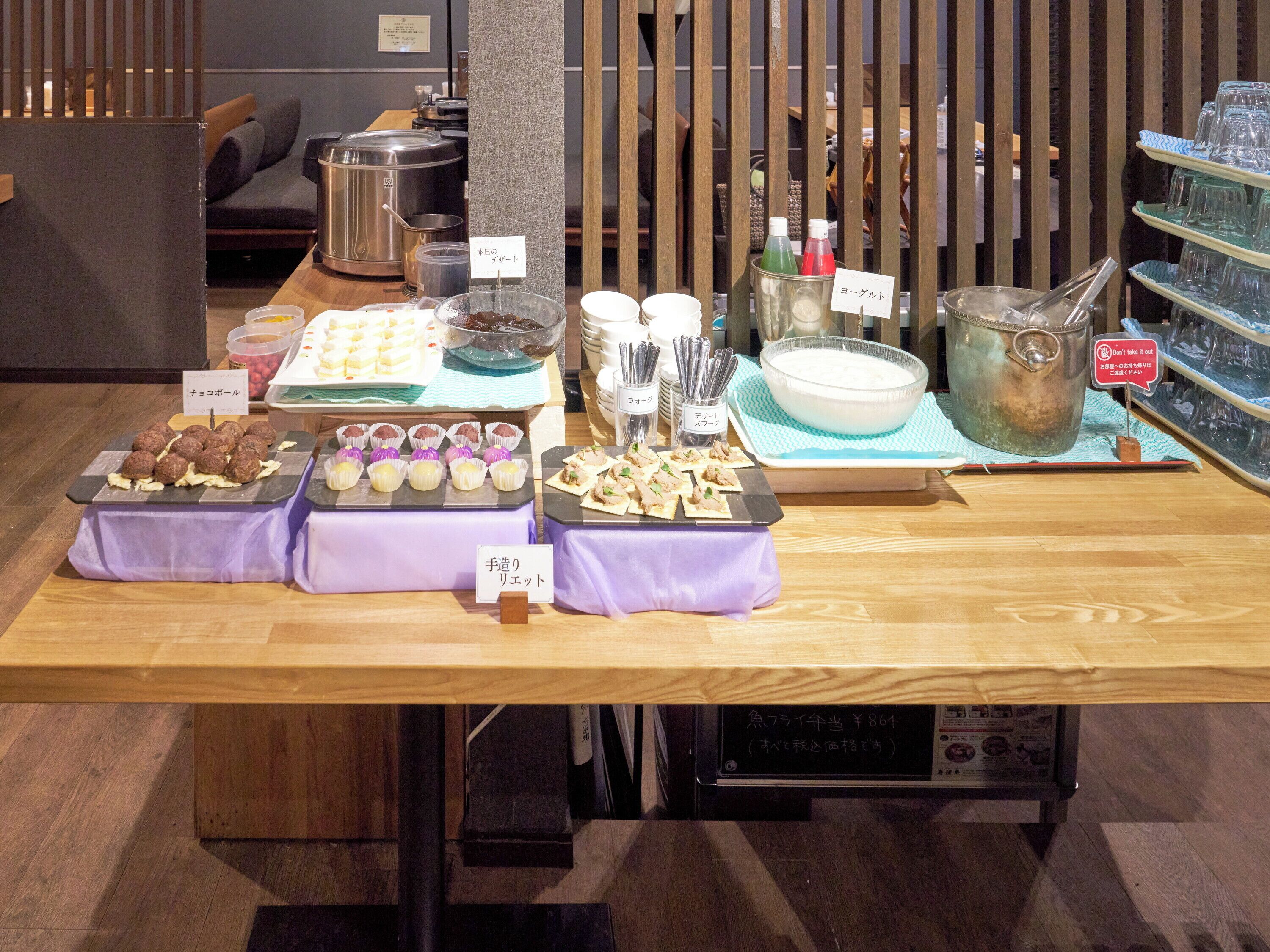 Daily buffet breakfast (JPY 1800 per person)