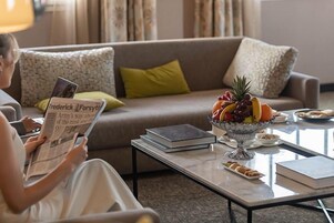 Suíte júnior | Área de estar | TV de tela plana