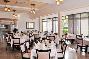 Breakfast, lunch, dinner served; international cuisine  - Hôtel Volubilis (Fes)