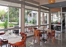 Café da manhã, almoço e jantar; culinária internacional