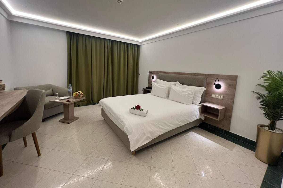Roupas de cama premium, frigobar, escrivaninha, Wi-Fi de cortesia