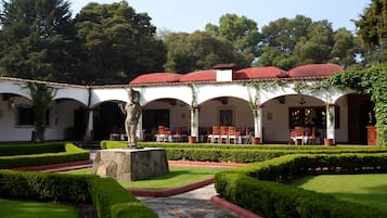 Vista frontal de la propiedad