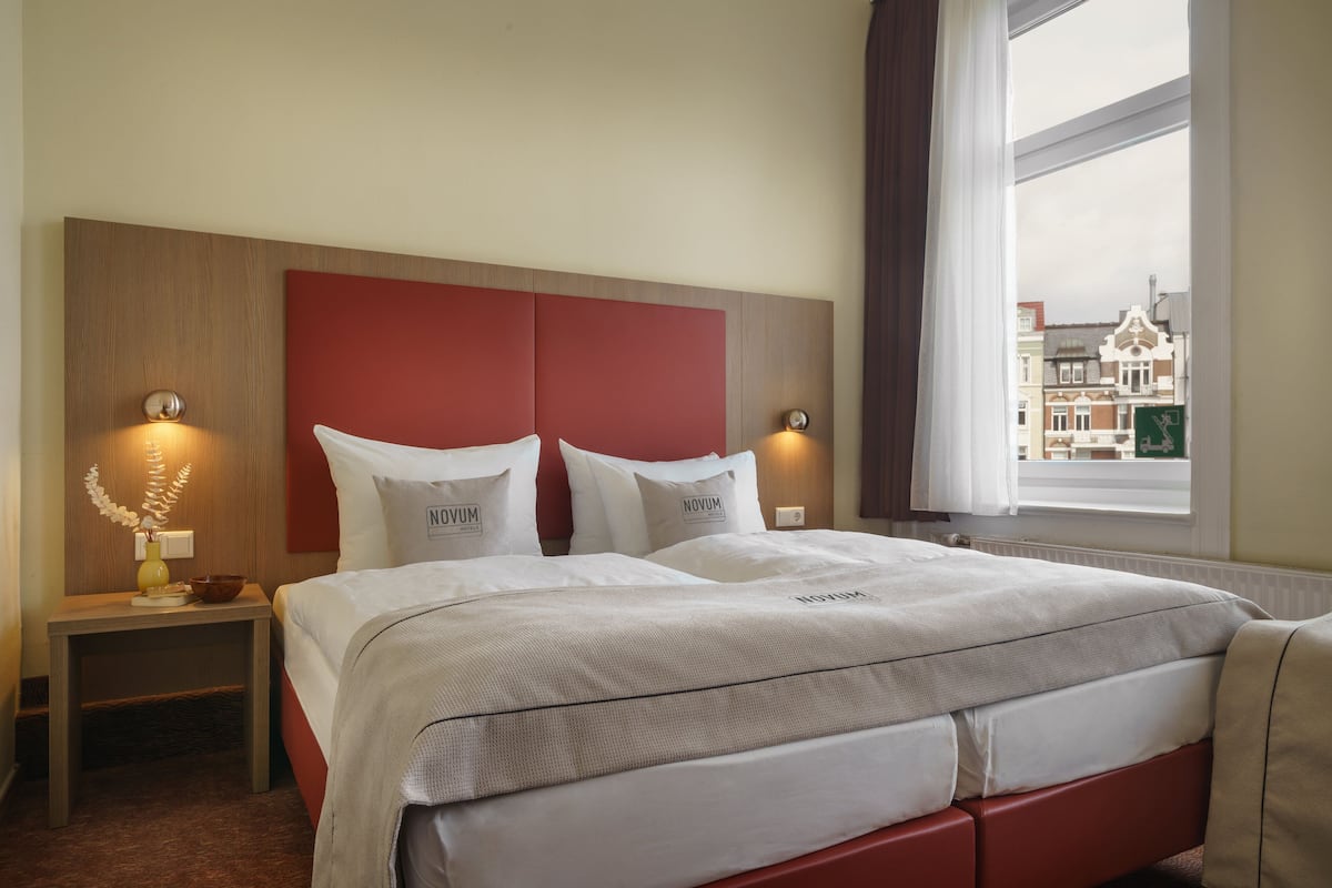 In-room safe, desk, soundproofing, free WiFi