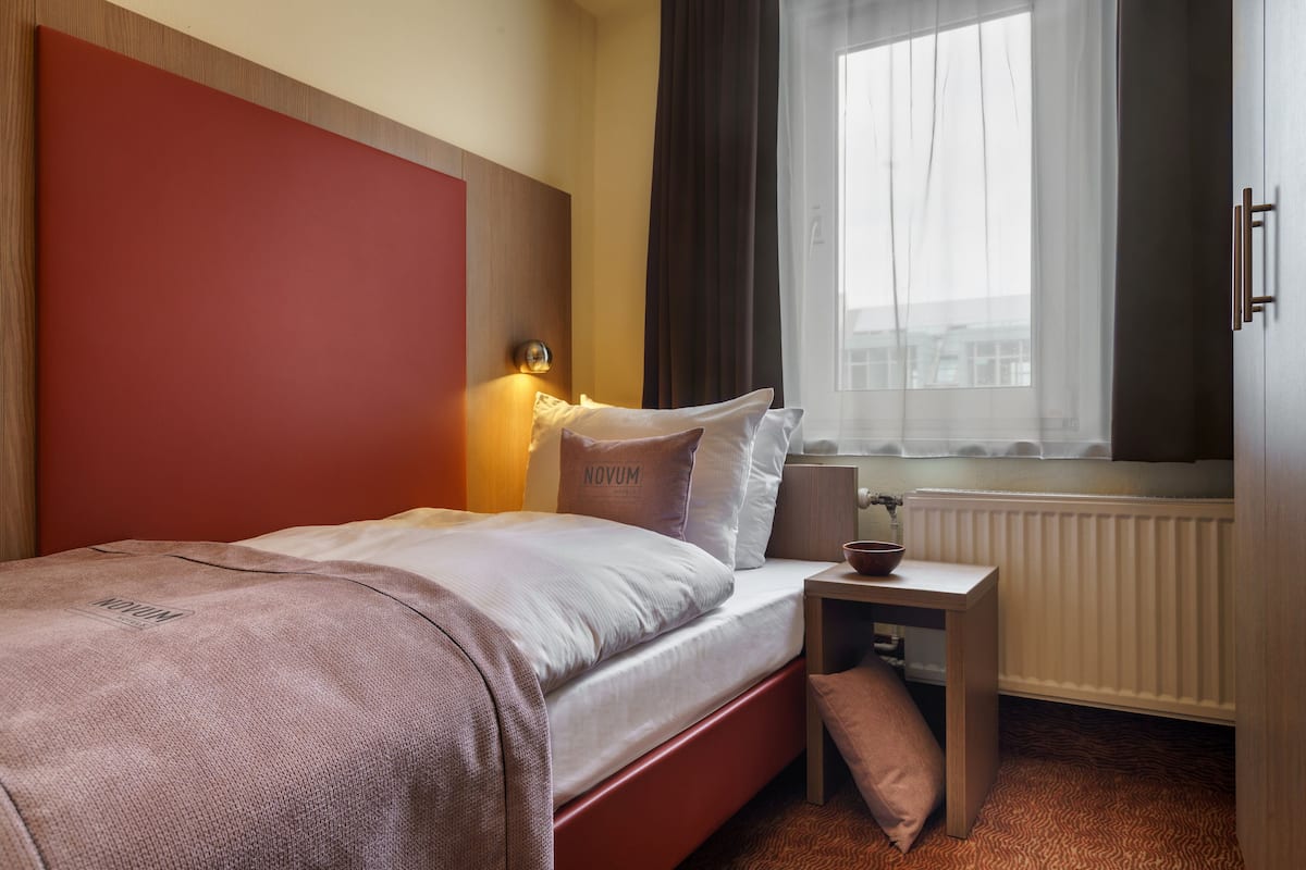 Economy Single Room | In-room safe, desk, soundproofing, free WiFi