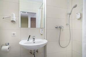 Economy Single Room | Bathroom | Shower, hair dryer, towels - Hotel Norddeutscher Hof (Hamburg)