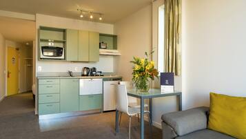Apartment, 1 Bedroom (Queen) | Private kitchen