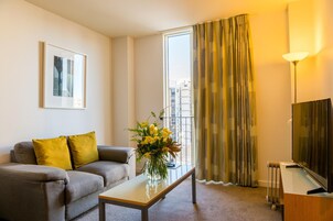 Apartment, 1 Bedroom (Queen) | Living room