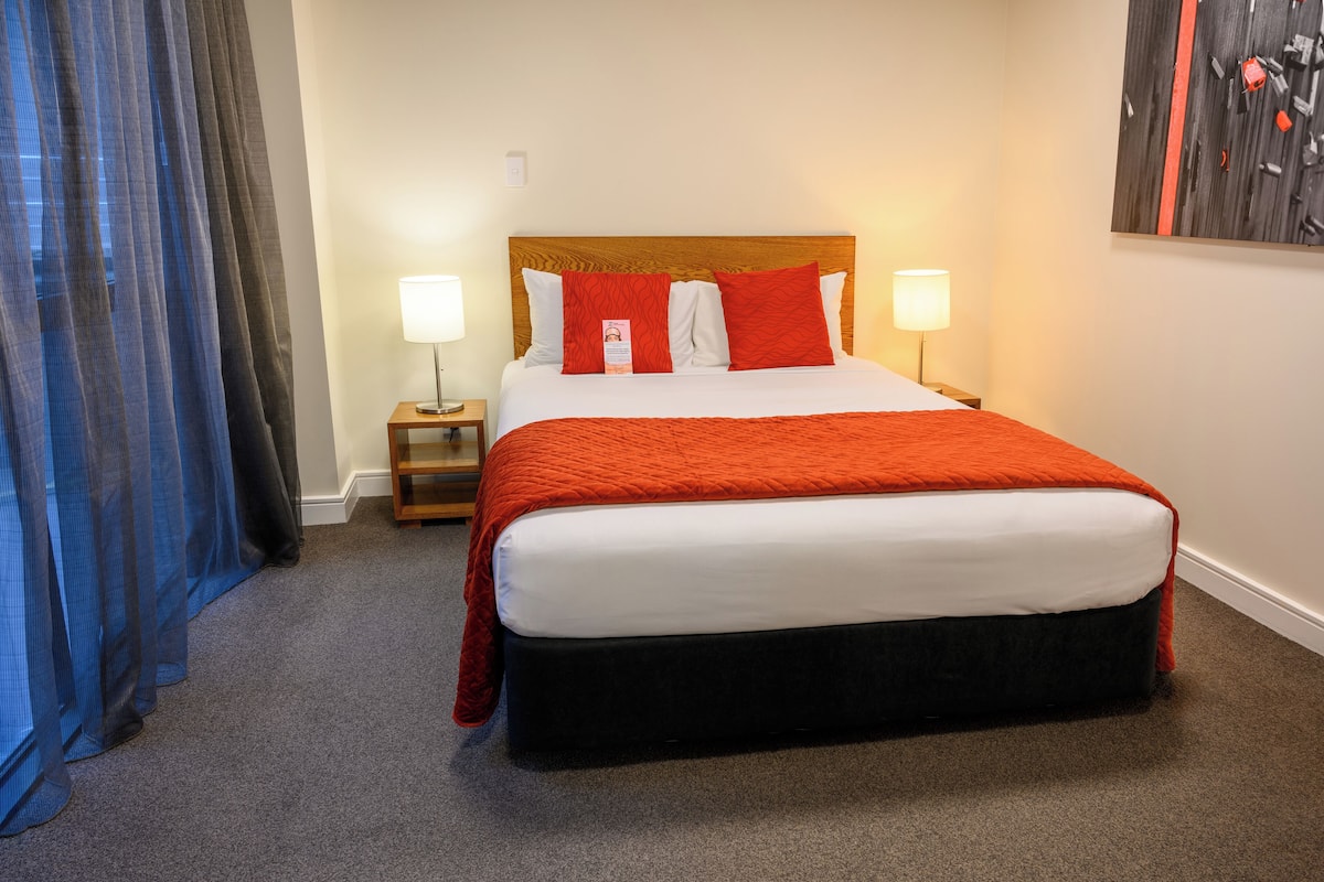 North Interior One Bedroom | 1 bedroom, hypo-allergenic bedding, pillowtop beds, desk