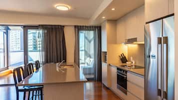 Appartement, 3 slaapkamers, balkon, uitzicht op haven | Privékeuken | Een magnetron, een oven, een kookplaat, een vaatwasser