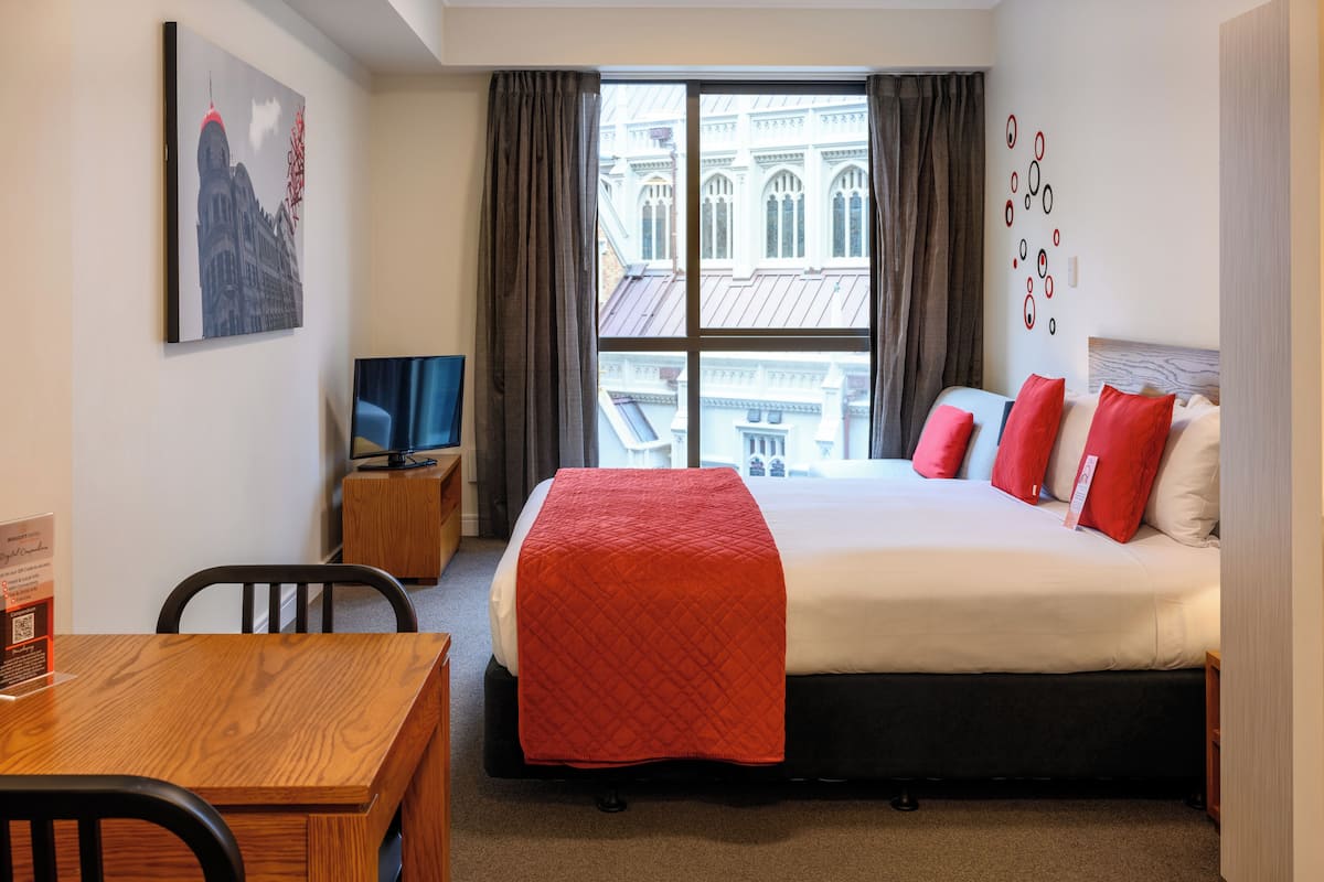 Executive Studio, Non Smoking, Kitchen (North) | 1 bedroom, hypo-allergenic bedding, pillowtop beds, desk