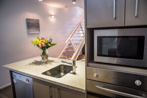Executive Townhouse, 4 Bedrooms | Private kitchen