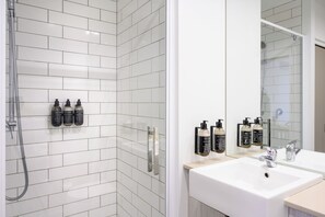 Executive Studio, Non Smoking, Kitchen (North) | Bathroom