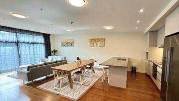 Premium penthouse, 3 slaapkamers (North Wing) | Hypoallergeen beddengoed, pillowtop-bedden, een bureau