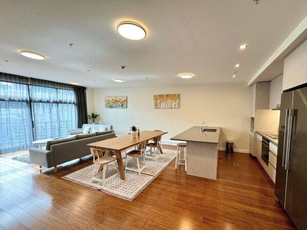Un apartamento moderno con comedor, cocina y sala de estar.