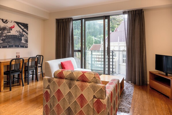 Executive Suite, 1 Bedroom, Non Smoking (North) | Living area