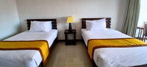 Individuelt dekorert, skrivebord og blendingsgardiner