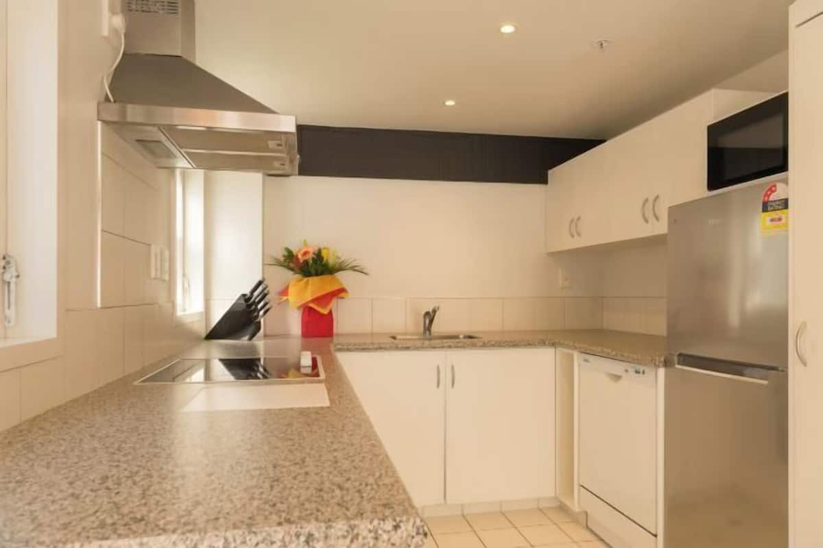 Cozinha privada | Geladeira grande, micro-ondas, fogão, cooktop