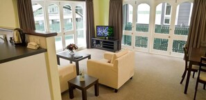 プレミアム アパートメント 2 ベッドルーム | リビングルーム | 40 インチの薄型テレビ (デジタル放送視聴可)、液晶テレビ