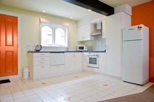Refrigerador con freezer, microondas, horno, placa de cocina
