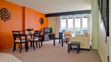 Premium Apartment, 2 Bedrooms | 3 bedrooms, hypo-allergenic bedding, iron/ironing board