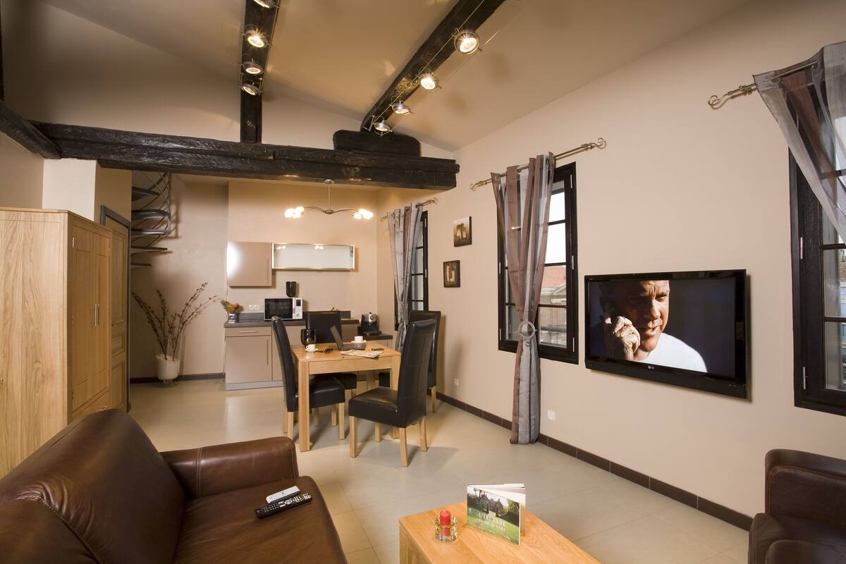 Deluxe Apartment, Terrace | Living room | Flat-screen TV