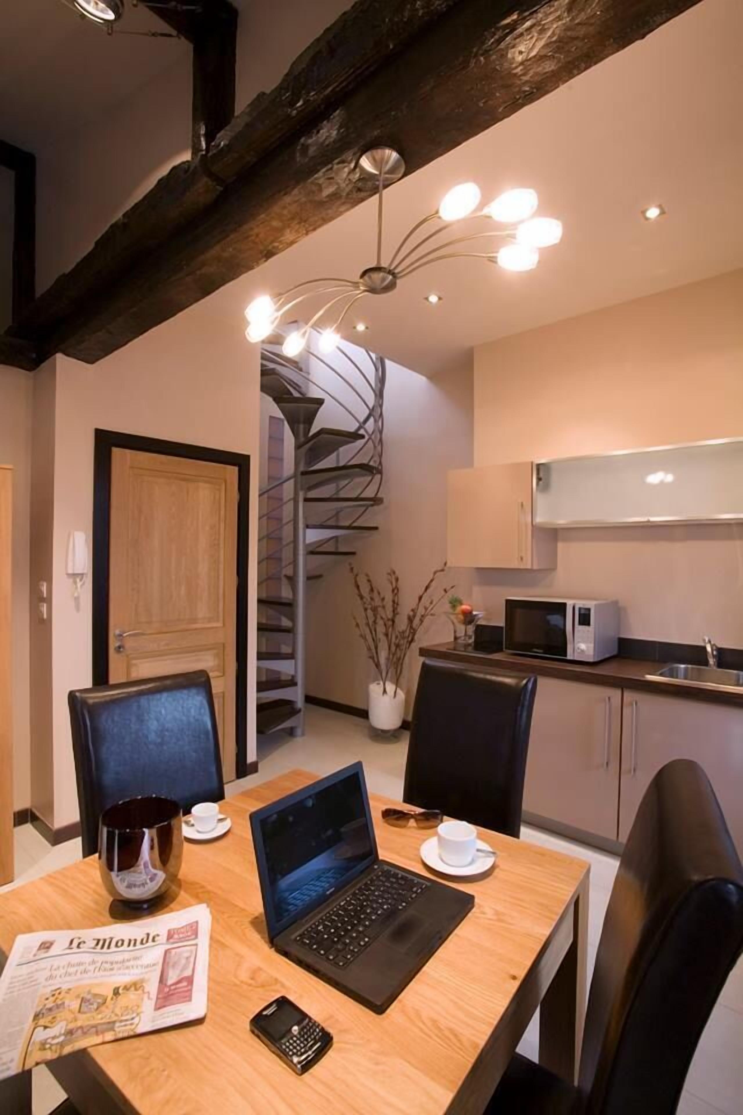 Deluxe appartement, terras | Kiosk voor inchecken/uitchecken