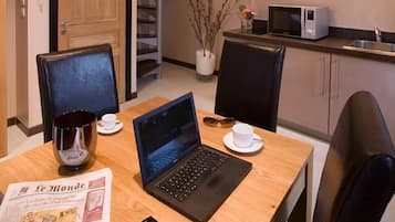 Deluxe appartement, terras | Kiosk voor inchecken/uitchecken