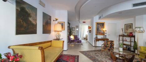 Área de estar no saguão