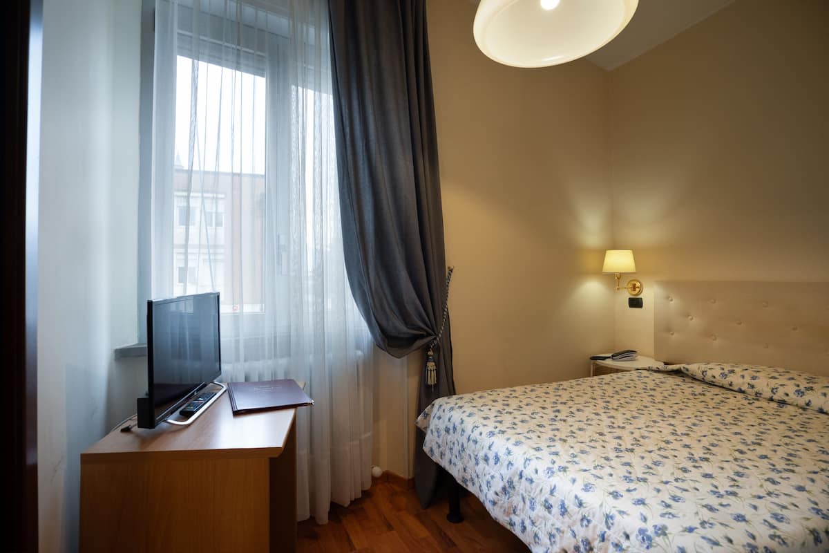 Single Room | Premium bedding, down comforters, pillowtop beds, desk