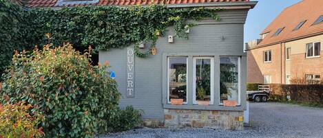 Pintu masuk properti