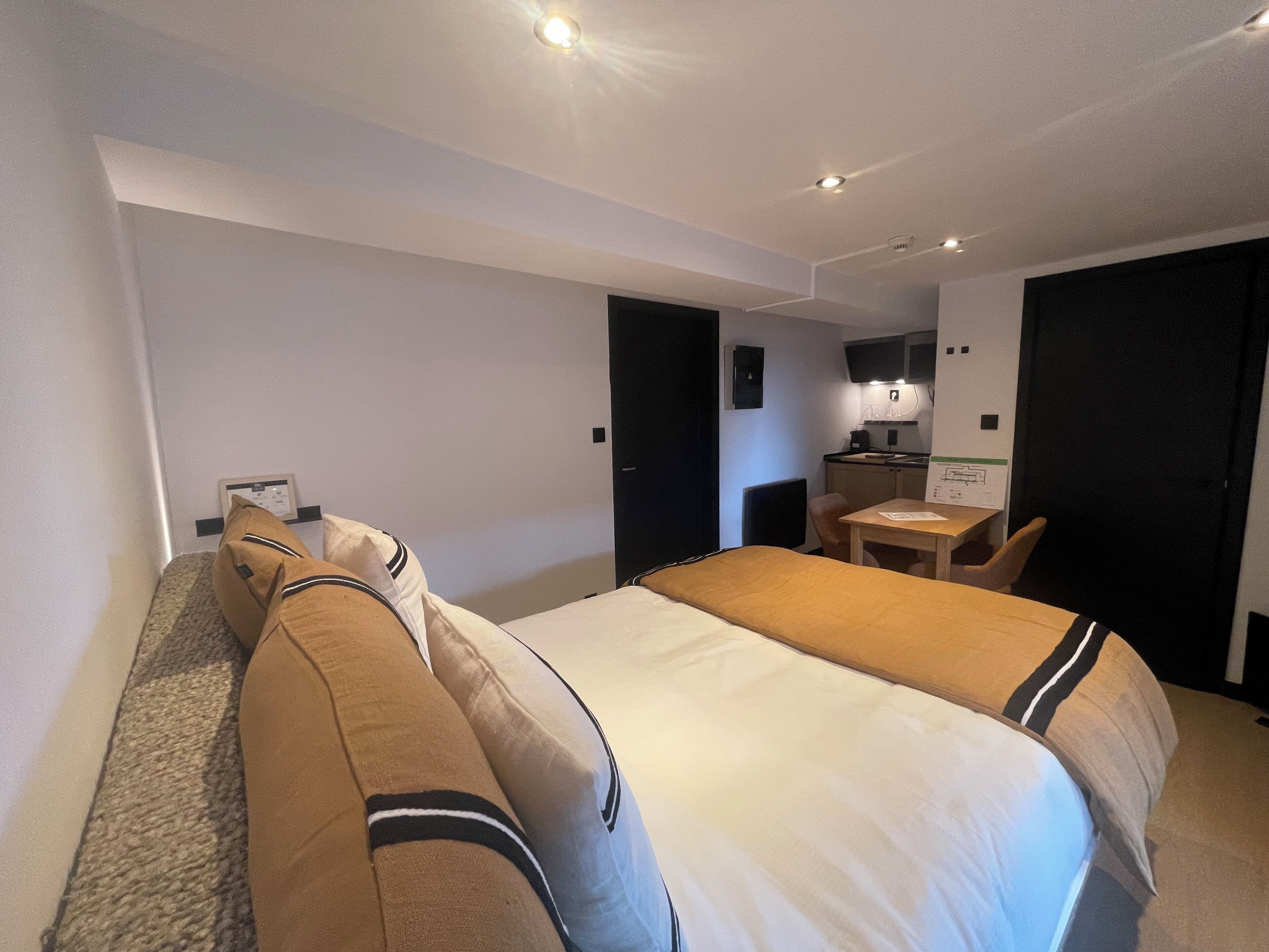 Habitación individual, 1 cama matrimonial, balcón (2nd floor) | 1 habitación, decoración personalizada y muebles diferentes 