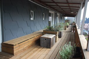 Un espacio al aire libre cubierto con bancos de madera y jardineras.