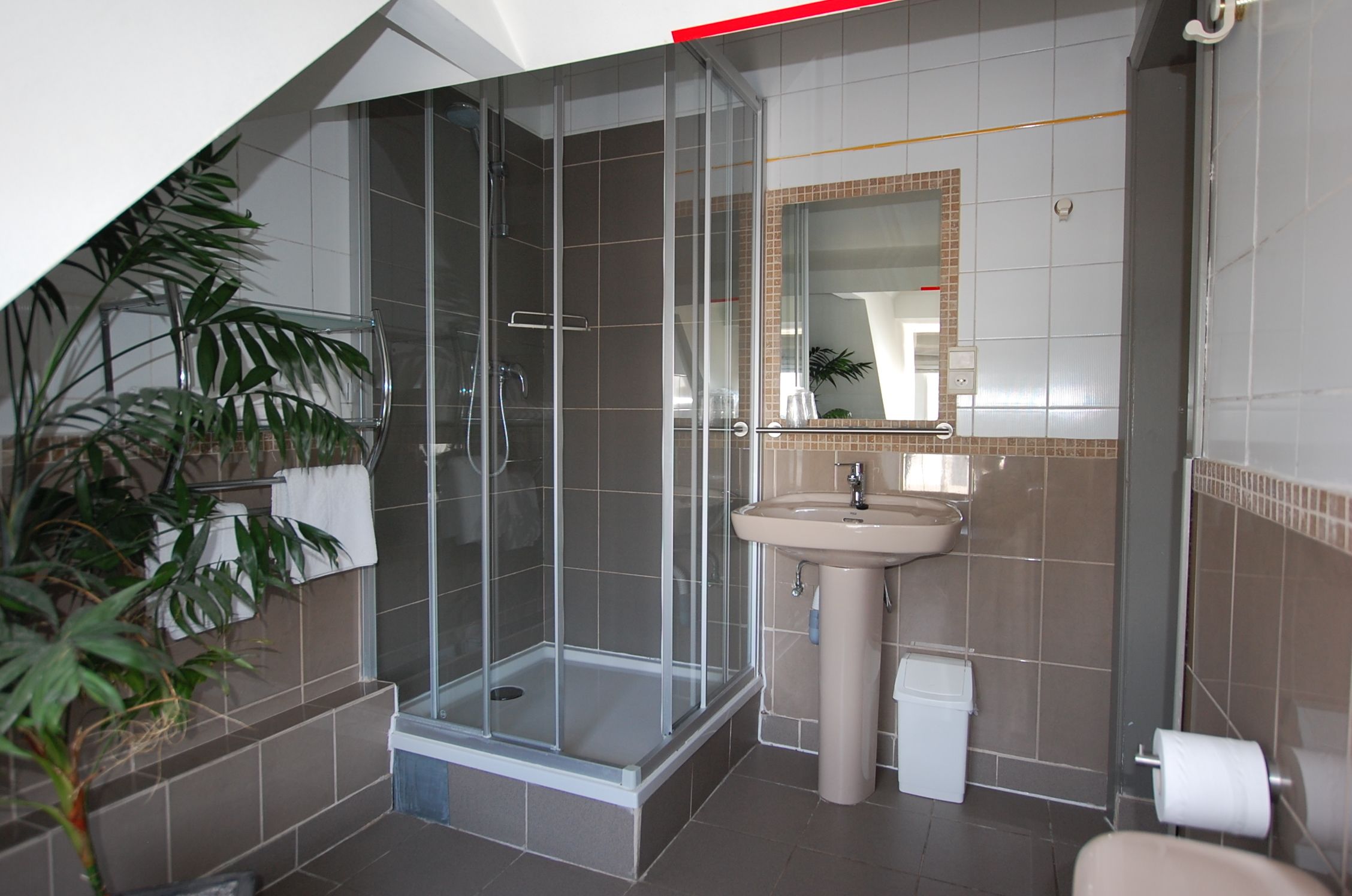 twin room (1st floor) | bathroom | free toiletries, towels