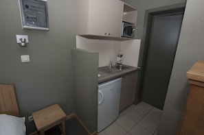 Habitación doble, planta baja | Cocineta privada | Refrigerador, microondas y tetera eléctrica