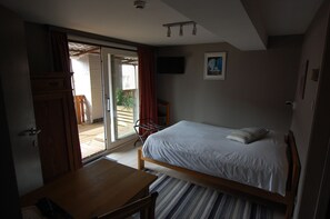 Einzelzimmer, 1 Doppelbett, Balkon (2nd floor) | 1 Schlafzimmer, individuell dekoriert, individuell eingerichtet