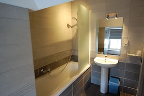 Habitación triple (1st floor) | Baño | Amenidades de baño gratuitas y toallas