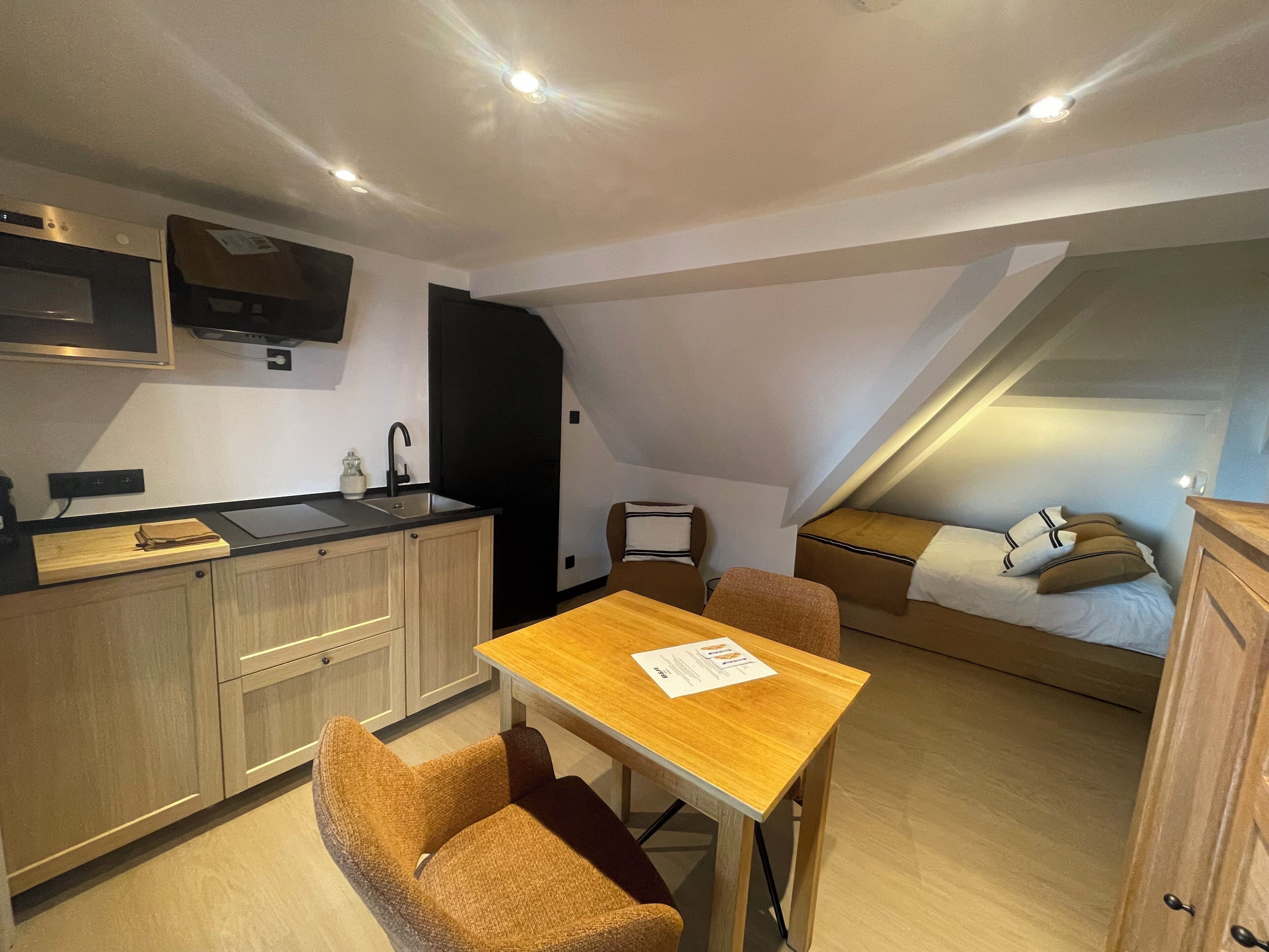 Habitación individual, 1 cama matrimonial, balcón (Attic, 2nd floor) | Cocineta privada | Refrigerador, microondas y tetera eléctrica 
