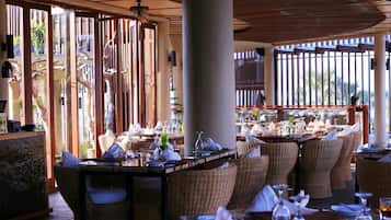 2 restaurantes, se sirve desayuno, cocina asiática