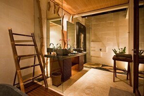 Deluxe villa, 1 slaapkamer, privézwembad, uitzicht op zee | Badkamer | Een aparte badkuip en douche, een diep bad, een regendouche