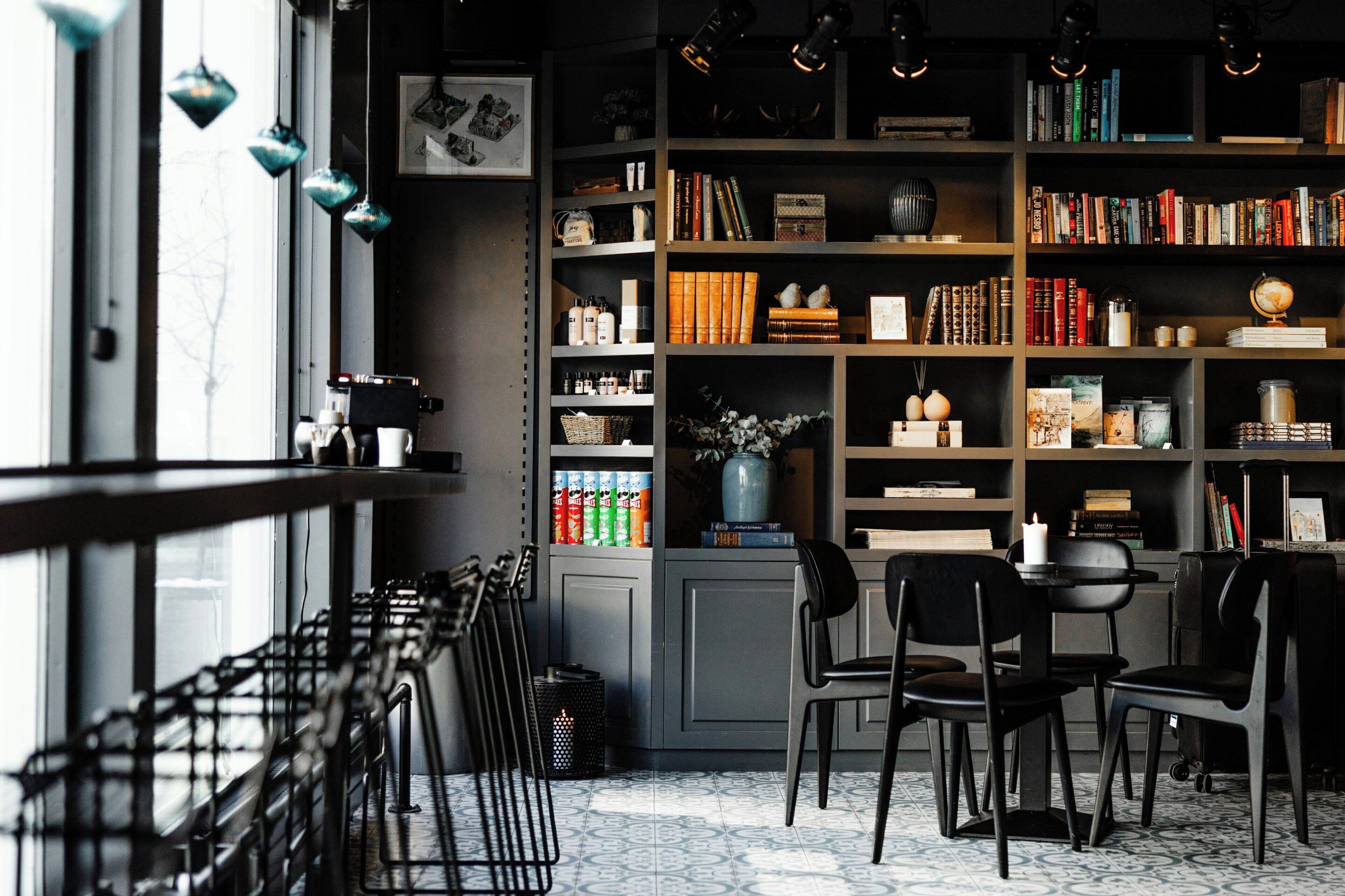 Serves breakfast and happy hour