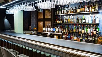 Serveert ontbijt en happy hour
