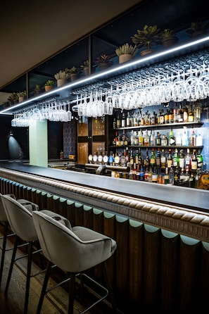 Serves breakfast and happy hour