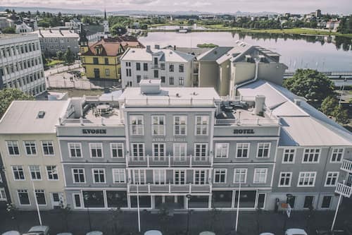 Vista frontal de la propiedad