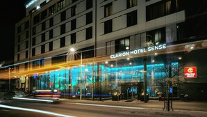 Un hotel con fachada moderna, amplios ventanales de vidrio y una entrada destacada.