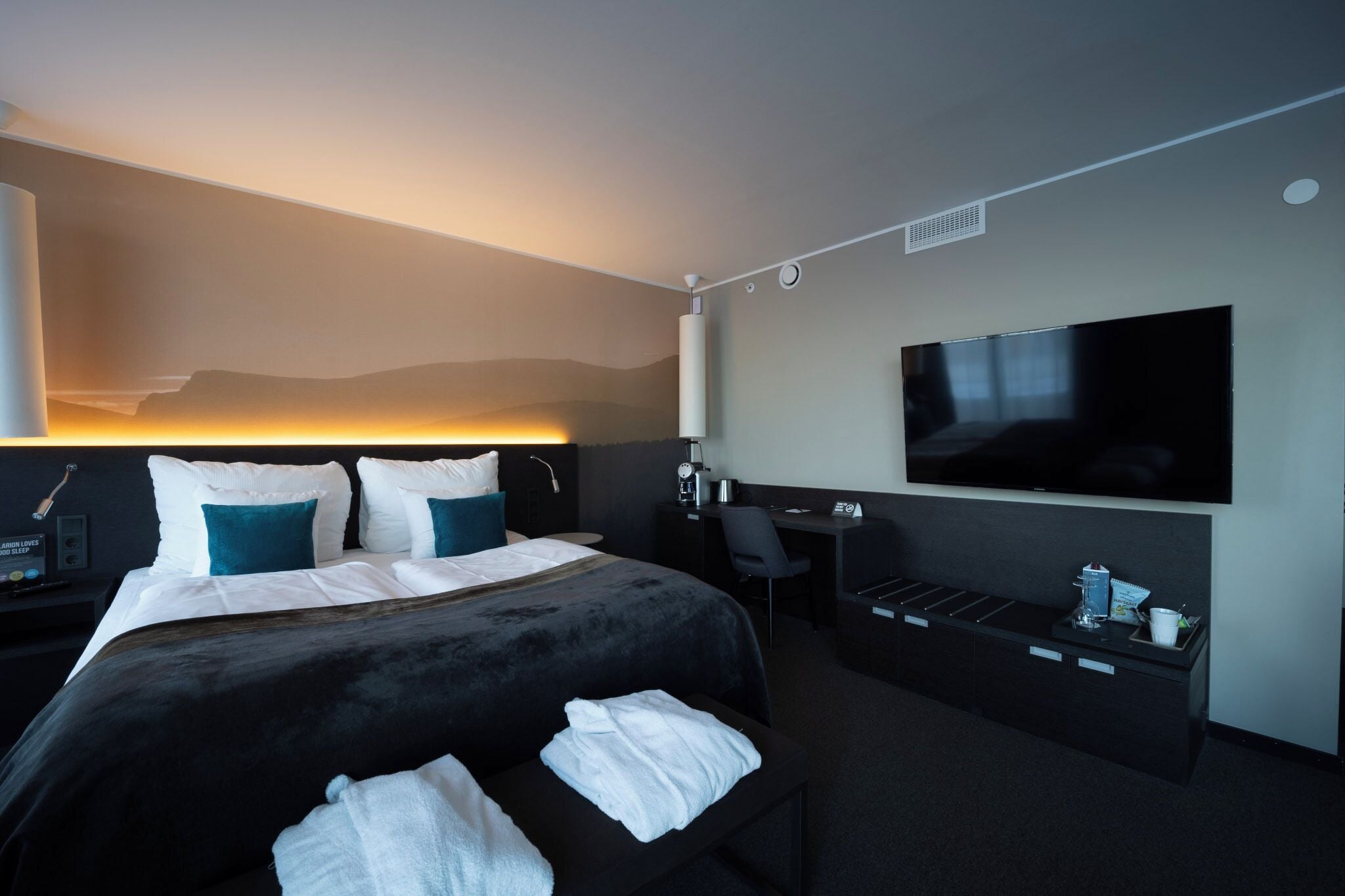 deluxe room, 1 double bed, non smoking | pillow-top beds, desk, blackout curtains, bed sheets