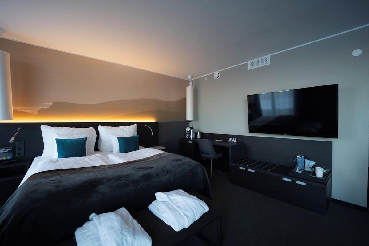 deluxe room, 1 double bed, non smoking | pillow-top beds, desk, blackout curtains, bed sheets