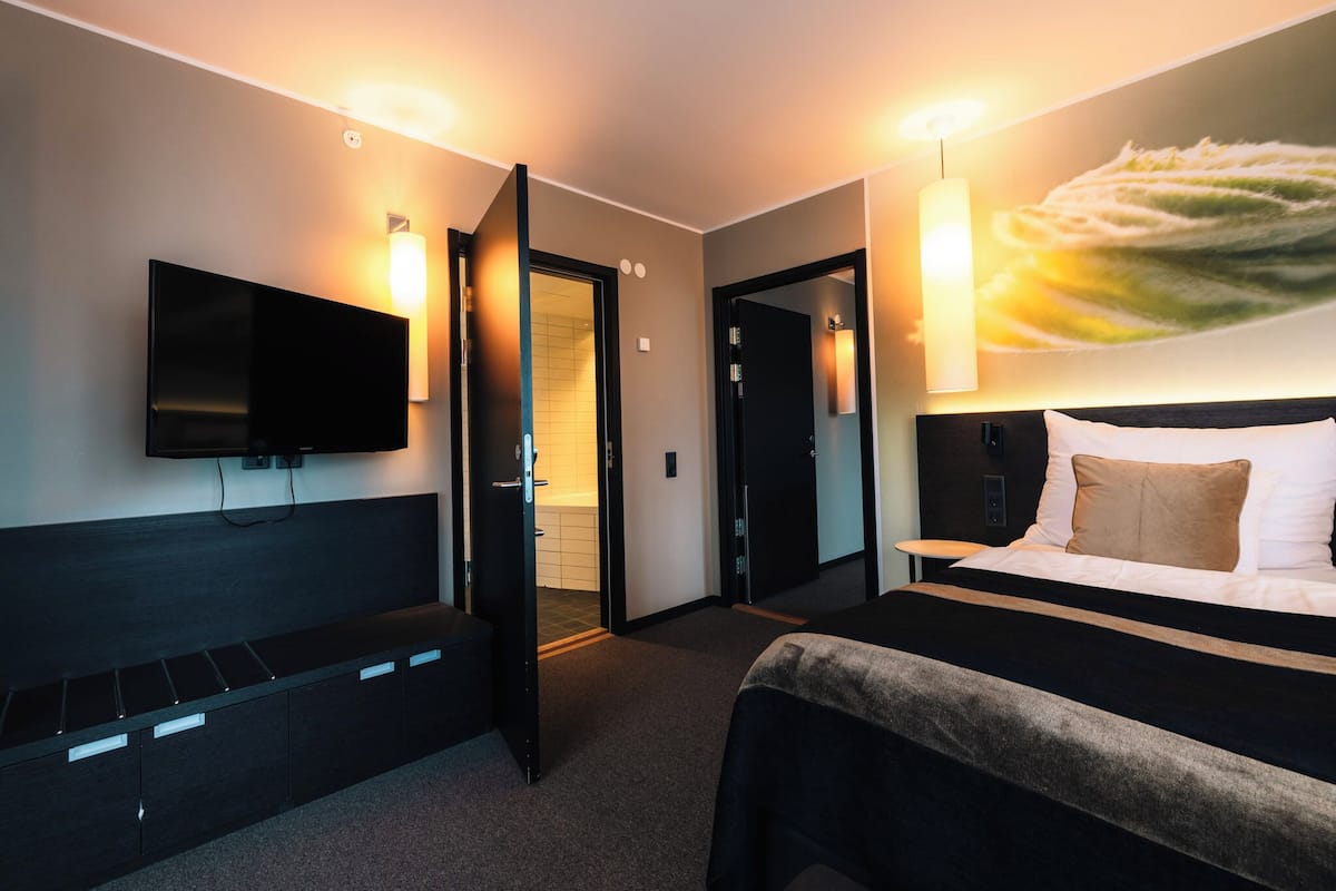 suite, 1 double bed, non smoking | pillow-top beds, desk, blackout curtains, bed sheets