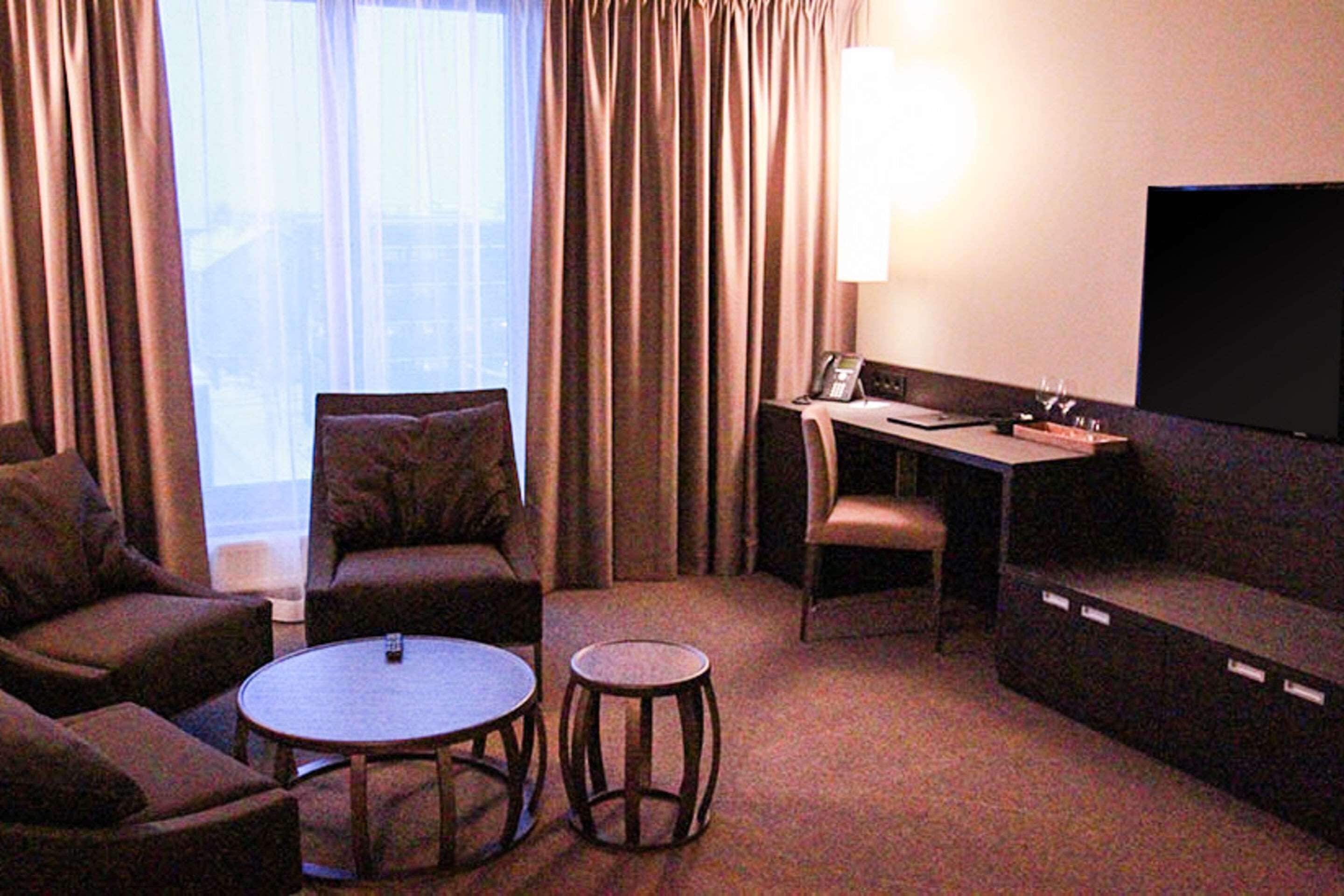 Colchones con pillow-top, escritorio, cortinas blackout y ropa de cama 